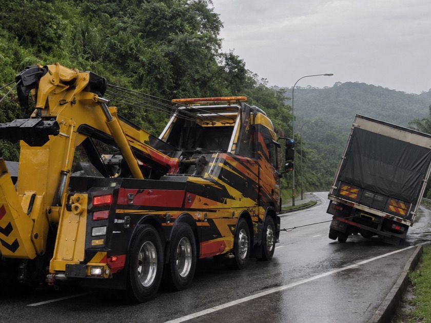 Towing lori berat — wrecker menarik lori box rosak di lebuhraya