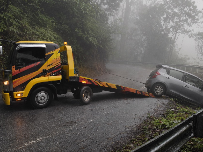 Winching kereta towing di jalan bukit berkabus